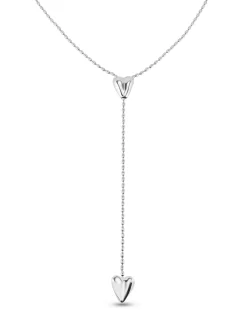 Cadena bañada en plata de ley con dos corazones, uno ajustable en el centro.