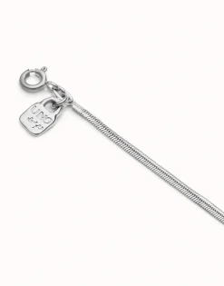 Cadena larga con forma plana bañada en plata de ley.