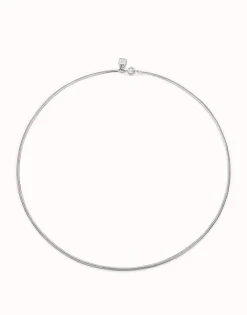 Cadena larga con forma plana bañada en plata de ley.