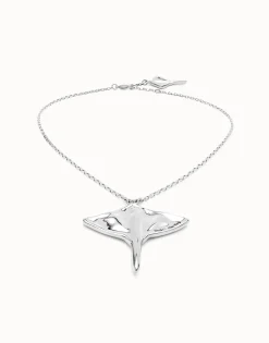Colgante de cadena corta bañado en plata y figura mantarraya