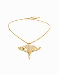 Colgante de cadena corta bañada en oro 18K con figura mantarraya