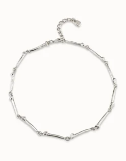 Collar bañado en plata de ley con piezas en forma de clavo.