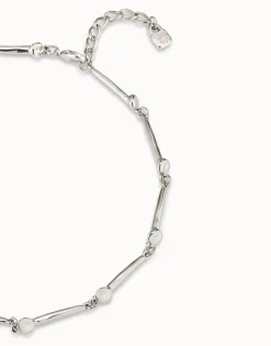 Collar bañado en plata de ley con piezas en forma de clavo.