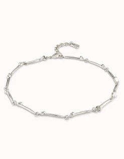 Collar bañado en plata de ley con piezas en forma de clavo.