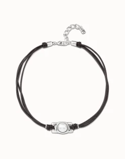 Collar corto de cuatro tiras de cuero y abalorio central con perla