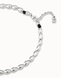 Collar de cuentas ovaladas bañadas en plata de ley.
