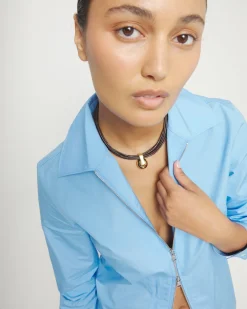 Collar de cuero con esfera grande bañada en oro 18k