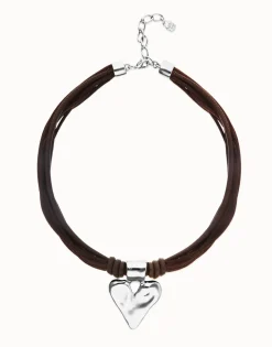 Collar hilo de seda y cuero marrón con detalle de corazón bañado en plata