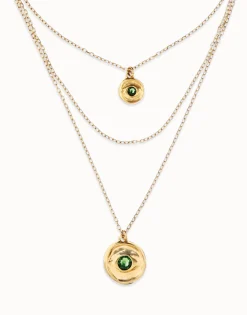 Collar triple bañado en oro 18k con charms de ojo y cristal facetado verde