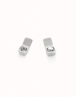 Pendientes bañados en plata de ley con forma rectangular y cristal blanco