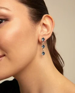 Pendientes bañados en plata de ley con cristales azules