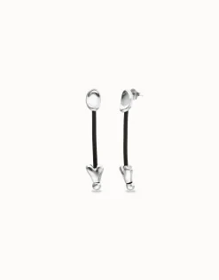 Pendientes largos con cuero y corazones bañados en plata de ley