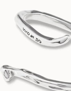 Pulsera bañada en plata de ley rígida en forma de clavo modelado en espiral.