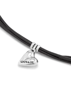 Pulsera con 4 tiras de cuero con cierre botón y charm de corazón bañado en plata de ley