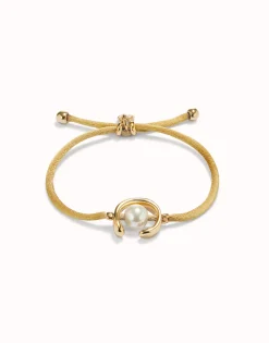 Pulsera de hilo camel con perla shell fornitura bañada en oro 18k.