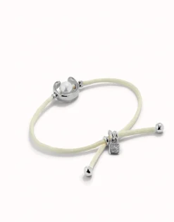 Pulsera de hilo crema con perla shell fornitura bañada en plata de ley.