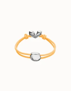 Pulsera de hilo elástico naranja con corazón bañado en plata de ley