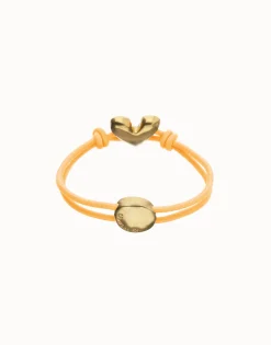 Pulsera de hilo elástico naranja con corazón bañado en oro 18k