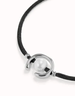 Pulsera de hilo negro con perla shell fornitura bañada en plata de ley.