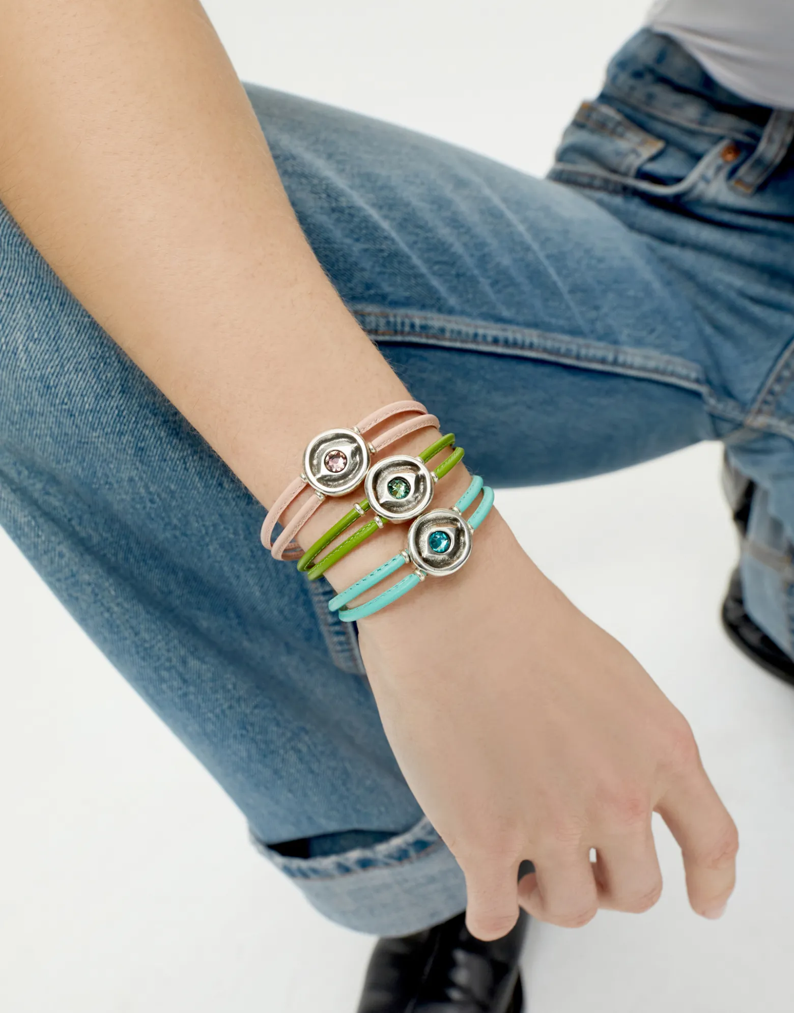 Pulsera doble de cuero turquesa con ojo bañado en plata de ley