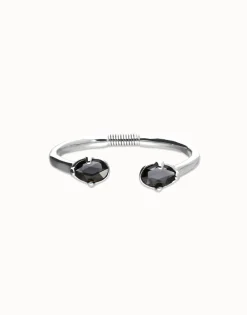 Pulsera rígida bañada en plata con dos cristales facetados ovalados negros